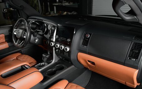 Toyota Sequoia II рестайлинг, 2019 год, 6 500 000 рублей, 25 фотография