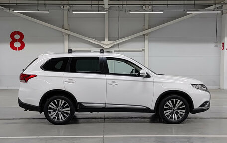 Mitsubishi Outlander III рестайлинг 3, 2019 год, 2 150 000 рублей, 5 фотография