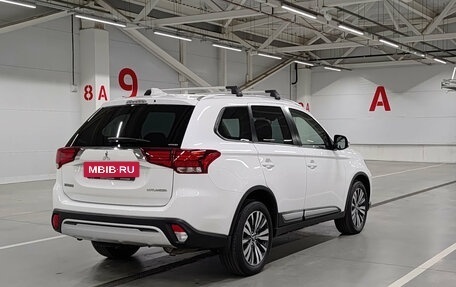 Mitsubishi Outlander III рестайлинг 3, 2019 год, 2 150 000 рублей, 6 фотография