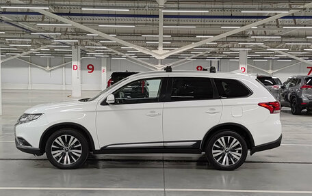 Mitsubishi Outlander III рестайлинг 3, 2019 год, 2 150 000 рублей, 10 фотография