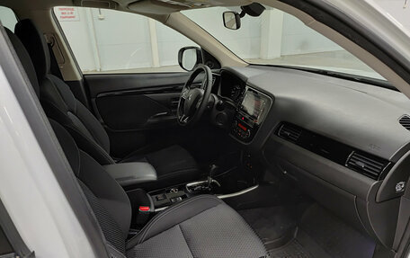Mitsubishi Outlander III рестайлинг 3, 2019 год, 2 150 000 рублей, 13 фотография
