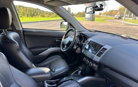 Mitsubishi Outlander III рестайлинг 3, 2010 год, 1 300 000 рублей, 14 фотография
