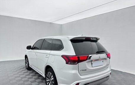 Mitsubishi Outlander III рестайлинг 3, 2022 год, 1 780 000 рублей, 8 фотография