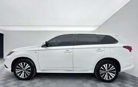 Mitsubishi Outlander III рестайлинг 3, 2022 год, 1 780 000 рублей, 5 фотография