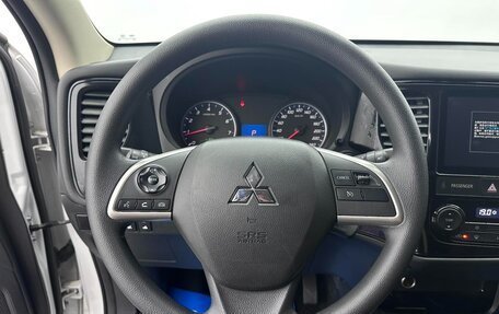 Mitsubishi Outlander III рестайлинг 3, 2022 год, 1 780 000 рублей, 13 фотография