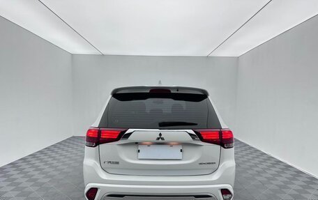 Mitsubishi Outlander III рестайлинг 3, 2022 год, 1 780 000 рублей, 9 фотография