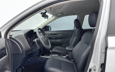 Mitsubishi Outlander III рестайлинг 3, 2022 год, 1 780 000 рублей, 10 фотография