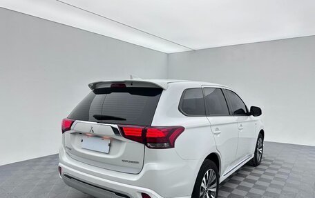 Mitsubishi Outlander III рестайлинг 3, 2022 год, 1 780 000 рублей, 6 фотография