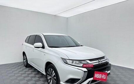 Mitsubishi Outlander III рестайлинг 3, 2022 год, 1 780 000 рублей, 4 фотография