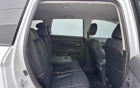 Mitsubishi Outlander III рестайлинг 3, 2022 год, 1 780 000 рублей, 17 фотография