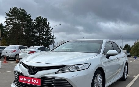 Toyota Camry, 2021 год, 3 000 000 рублей, 1 фотография