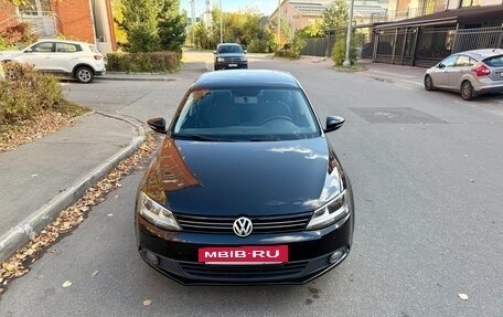 Volkswagen Jetta VI, 2013 год, 1 140 000 рублей, 2 фотография