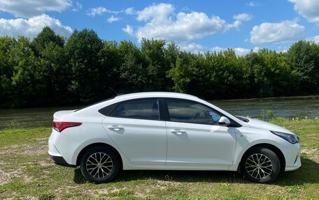 Hyundai Solaris II рестайлинг, 2021 год, 1 890 000 рублей, 2 фотография