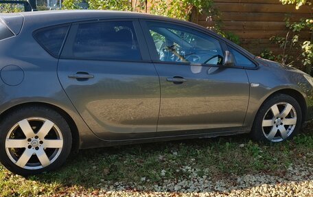 Opel Astra J, 2011 год, 600 000 рублей, 1 фотография