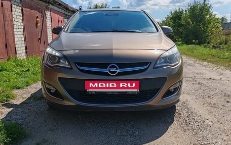 Opel Astra J, 2013 год, 810 000 рублей, 2 фотография