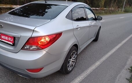 Hyundai Solaris II рестайлинг, 2013 год, 800 000 рублей, 5 фотография