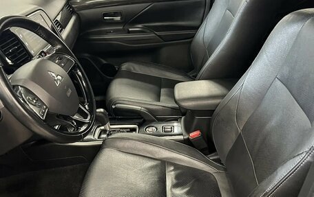 Mitsubishi Outlander III рестайлинг 3, 2018 год, 1 875 000 рублей, 6 фотография