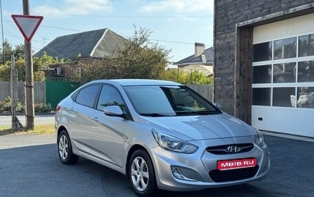 Hyundai Solaris II рестайлинг, 2011 год, 870 000 рублей, 1 фотография