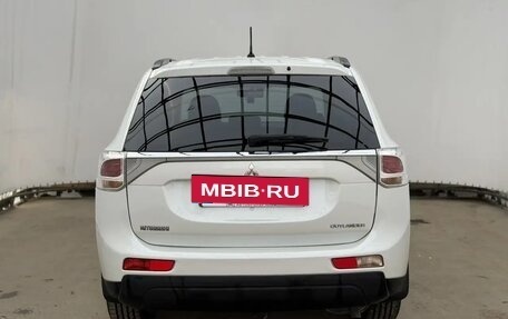 Mitsubishi Outlander III рестайлинг 3, 2013 год, 1 420 000 рублей, 5 фотография