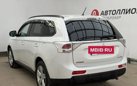 Mitsubishi Outlander III рестайлинг 3, 2013 год, 1 420 000 рублей, 4 фотография