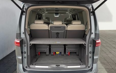 Volkswagen Multivan, 2023 год, 5 500 000 рублей, 7 фотография