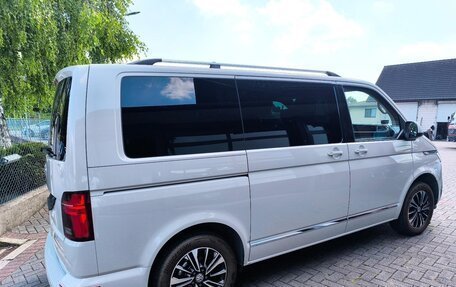 Volkswagen Multivan T6 рестайлинг, 2022 год, 8 400 000 рублей, 4 фотография