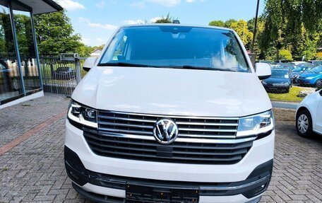 Volkswagen Multivan T6 рестайлинг, 2022 год, 8 400 000 рублей, 2 фотография