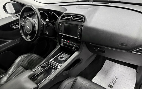 Jaguar F-Pace, 2017 год, 2 140 000 рублей, 13 фотография