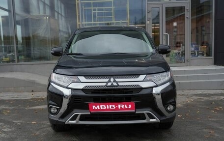 Mitsubishi Outlander III рестайлинг 3, 2018 год, 2 070 000 рублей, 2 фотография