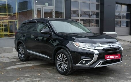 Mitsubishi Outlander III рестайлинг 3, 2018 год, 2 070 000 рублей, 3 фотография