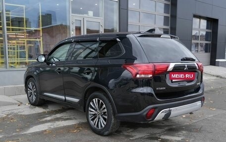 Mitsubishi Outlander III рестайлинг 3, 2018 год, 2 070 000 рублей, 7 фотография