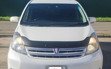 Toyota ISis I, 2010 год, 830 000 рублей, 2 фотография
