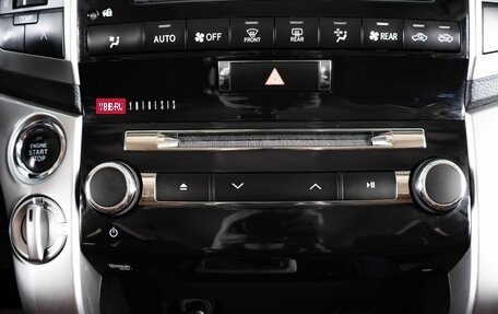 Toyota Land Cruiser 200, 2015 год, 4 049 000 рублей, 20 фотография
