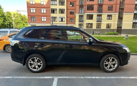 Mitsubishi Outlander III рестайлинг 3, 2013 год, 1 330 000 рублей, 10 фотография