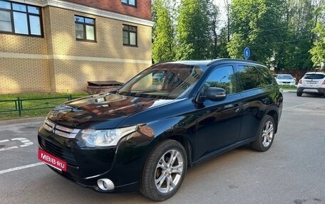 Mitsubishi Outlander III рестайлинг 3, 2013 год, 1 330 000 рублей, 8 фотография