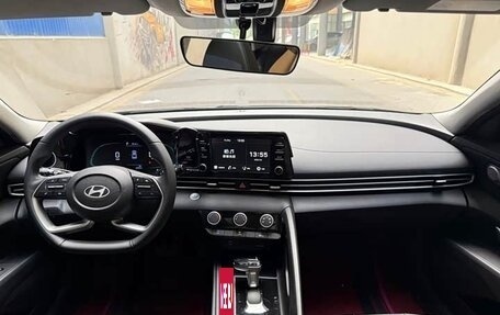 Hyundai Elantra, 2023 год, 1 350 000 рублей, 10 фотография