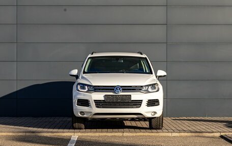 Volkswagen Touareg III, 2012 год, 2 095 000 рублей, 2 фотография