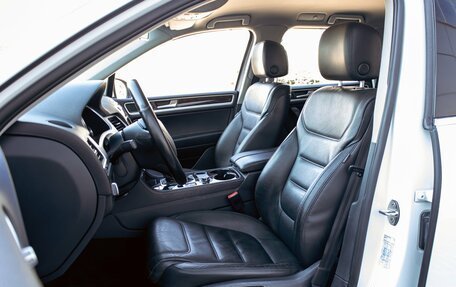 Volkswagen Touareg III, 2012 год, 2 095 000 рублей, 13 фотография