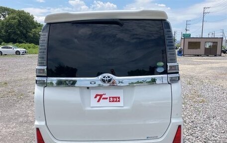 Toyota Voxy III, 2020 год, 1 930 000 рублей, 6 фотография