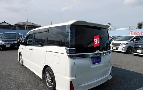Toyota Voxy III, 2021 год, 2 010 000 рублей, 6 фотография