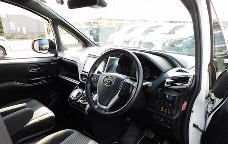 Toyota Voxy III, 2021 год, 2 010 000 рублей, 8 фотография