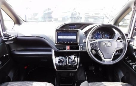 Toyota Voxy III, 2021 год, 2 010 000 рублей, 9 фотография