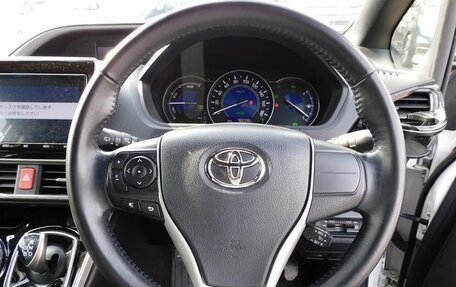 Toyota Voxy III, 2021 год, 2 010 000 рублей, 10 фотография