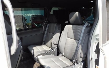 Toyota Voxy III, 2021 год, 2 010 000 рублей, 15 фотография