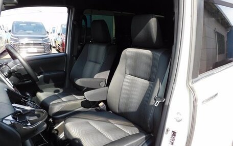 Toyota Voxy III, 2021 год, 2 010 000 рублей, 14 фотография