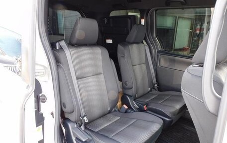 Toyota Voxy III, 2021 год, 2 010 000 рублей, 13 фотография