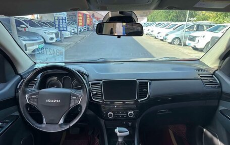Isuzu D-Max, 2021 год, 2 600 000 рублей, 8 фотография