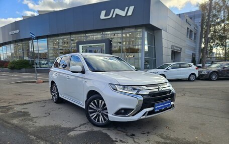Mitsubishi Outlander III рестайлинг 3, 2022 год, 2 450 000 рублей, 3 фотография