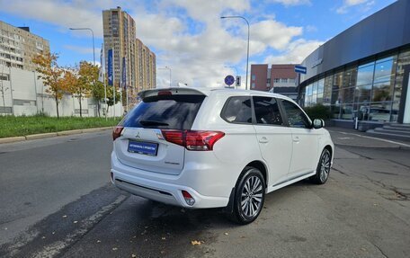 Mitsubishi Outlander III рестайлинг 3, 2022 год, 2 450 000 рублей, 4 фотография