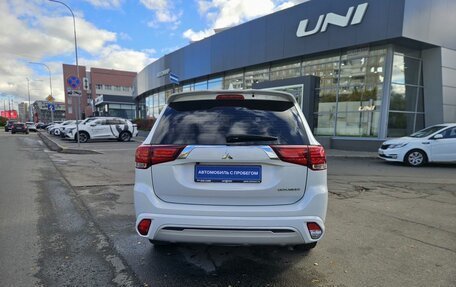Mitsubishi Outlander III рестайлинг 3, 2022 год, 2 450 000 рублей, 5 фотография
